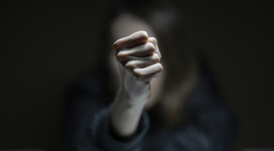 Θεσσαλονίκη: Μάνα και γιος ξυλοκόπησαν και έκοψαν τα μαλλιά 16χρονης