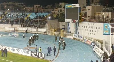 Ατρόμητος - ΑΕΚ: Ένταση στο Περιστέρι και παρέμβαση MAT
