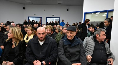 Εντάσεις στην έναρξη της δίκης για τα Τέμπη: «Θα σε σκίσω, αλήτη»