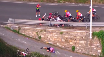 Σοβαρό ατύχημα σε ποδηλατικό αγώνα: Έπεσε από ύψωμα για να αποφύγει καραμπόλα