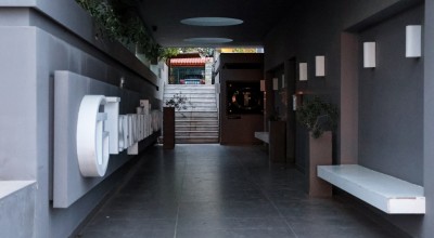 «Έφοδος» σε γκαλερί στην Αττική: Εκατοντάδες ύποπτοι πίνακες και χιλιάδες ευρώ σε μετρητά