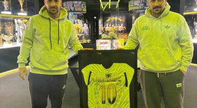 ΑΕΚ: Τα αδέλφια του Παντελή Παντελίδη παρέδωσαν φανέλα στο Μουσείο της Ένωσης