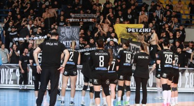 Οι οπαδοί του ΠΑΟΚ αποθέωσαν τις παίκτριες της ομάδας χάντμπολ