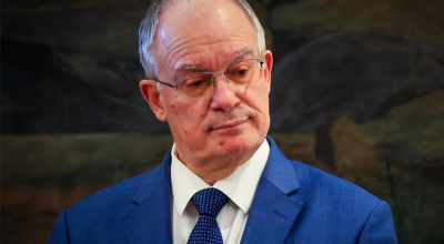 ΠΑΣΟΚ: Τρολάρει το σαρδάμ του Τασούλα με Ανδρέα και Καραϊσκάκη