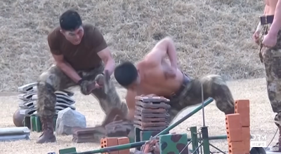 Β. Κορέα: Έσπασαν τα κεφάλια τους για να εντυπωσιάσουν τον Κιμ