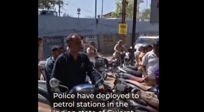 Ινδία: Ξύλο, ξύλο και... ξύλο στα βενζινάδικα