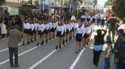 Πύργος: Με μαύρες κορδέλες στην παρέλαση οι συμμαθητές του 18χρονου Μάκη που σκοτώθηκε