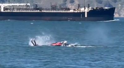 Σέρφερ έπεσε πάνω σε φάλαινα - Η στιγμή της σύγκρουσης