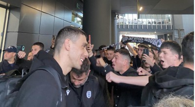 Επέστρεψε ο θριαμβευτής ΠΑΟΚ: Αποθεωτική υποδοχή στην αποστολή! (pic, vid)