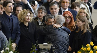 Σιωπηλό «αντίο» σε έναν θρύλο: Ο Ραζβάν Λουτσέσκου στο λαϊκό προσκύνημα του πατέρα του, Μιρτσέα