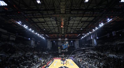 ΠΑΟΚ-Άρης: Τρομερή ατμόσφαιρα στο Παλατάκι με χιλιάδες ασπρόμαυρες σημαίες!