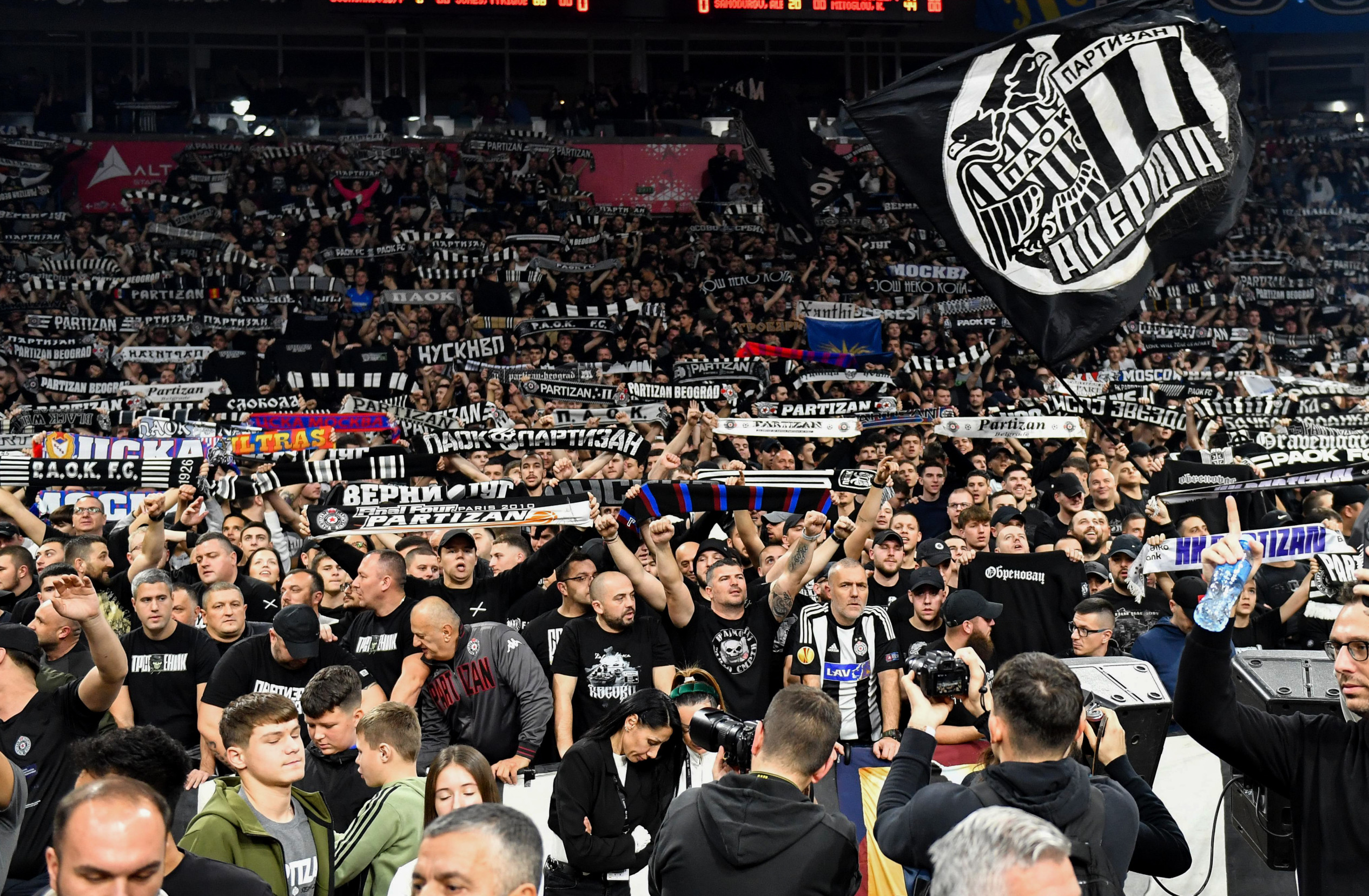 Όταν ΠΑΟΚ και Παρτιζάν γίνονται ένα: Οι αδελφικοί δεσμοί σε ένα άκρως «ασπρόμαυρο» τραγούδι!