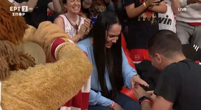 Είπε το «ναι»: Πρόταση γάμου στο ματς του Ολυμπιακού με τον Άρη (vid)